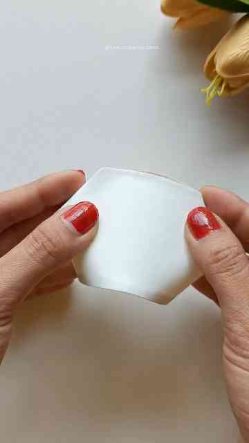 Make a mini gift box from a paper cup!