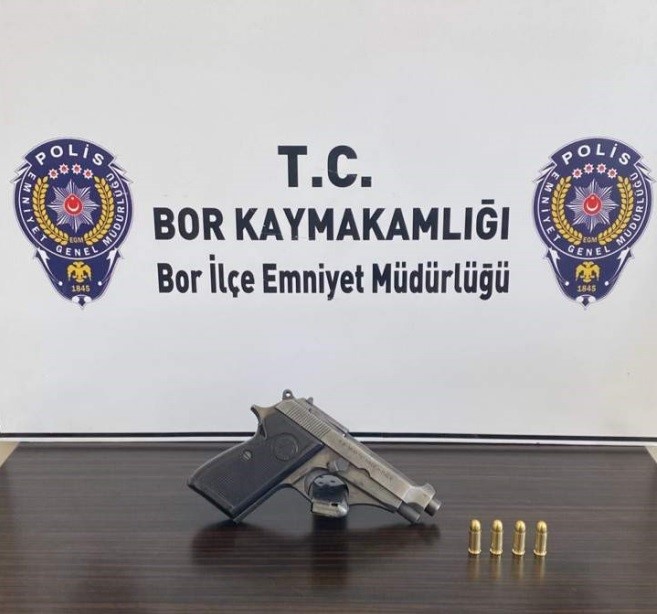 Niğde Bor’da silah ve çalıntı motosiklet ele geçirildi