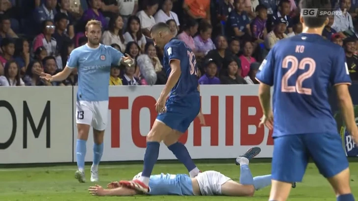 Ngôi sao đội mạnh nhất Thái Lan gây phẫn nộ khi đạp vào người đối thủ