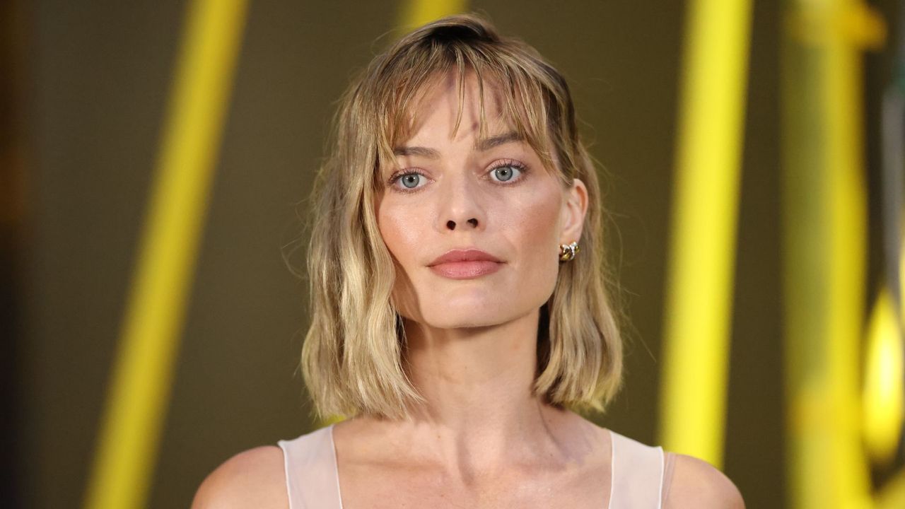 Margot Robbie's 2-in-1 bob and fringe transformation makes her hair ...