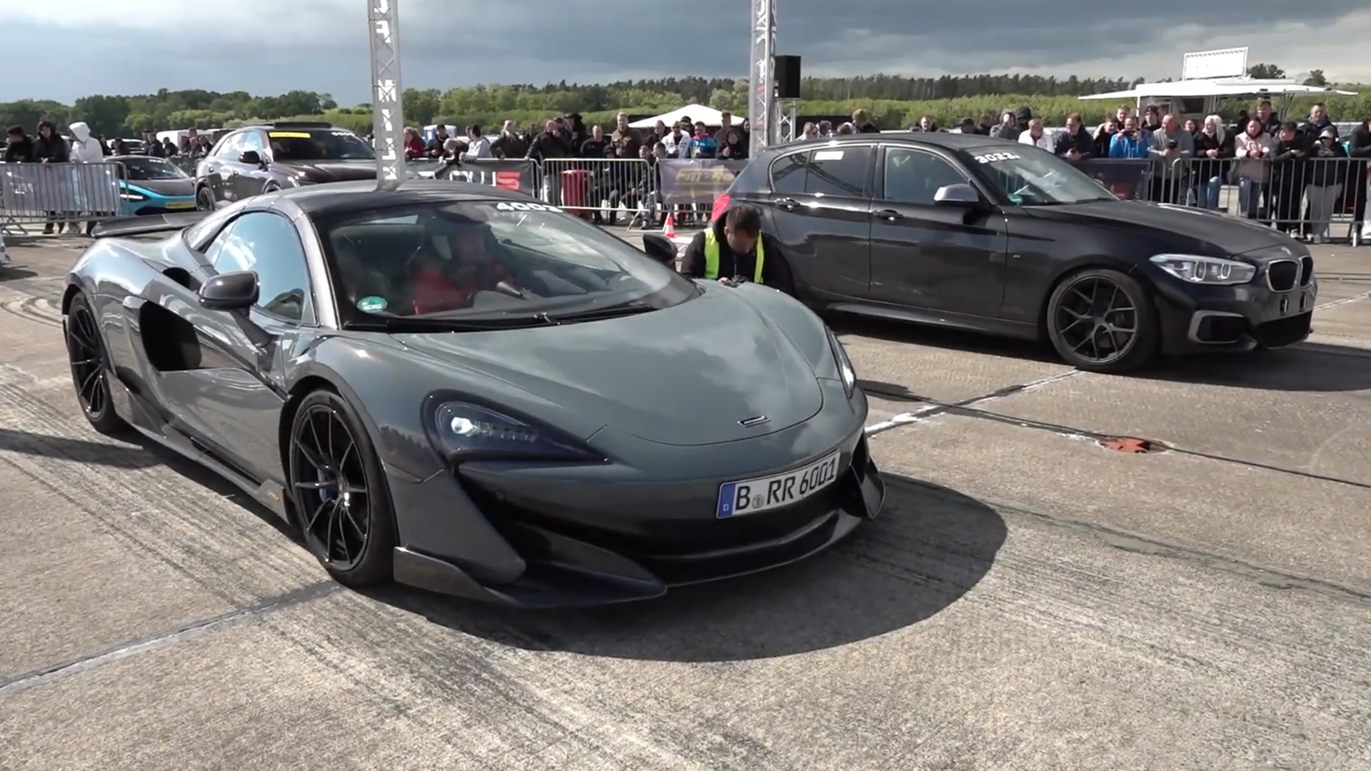 BMW M140i vs McLaren 600LT in drag race competition