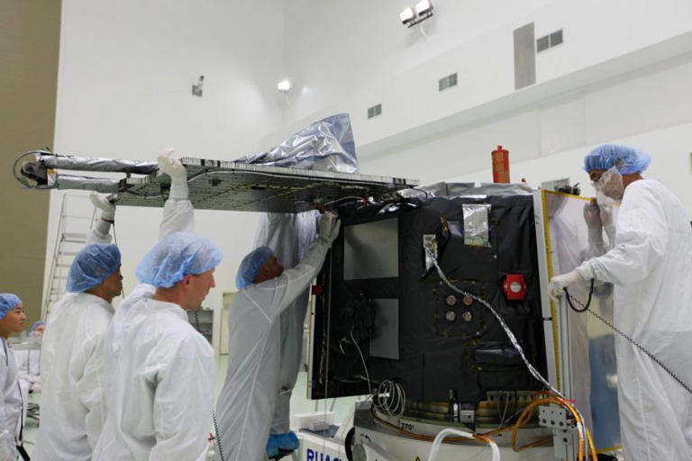 Parts of 1,300-pound NASA spacecraft to come crashing back to Earth on ...