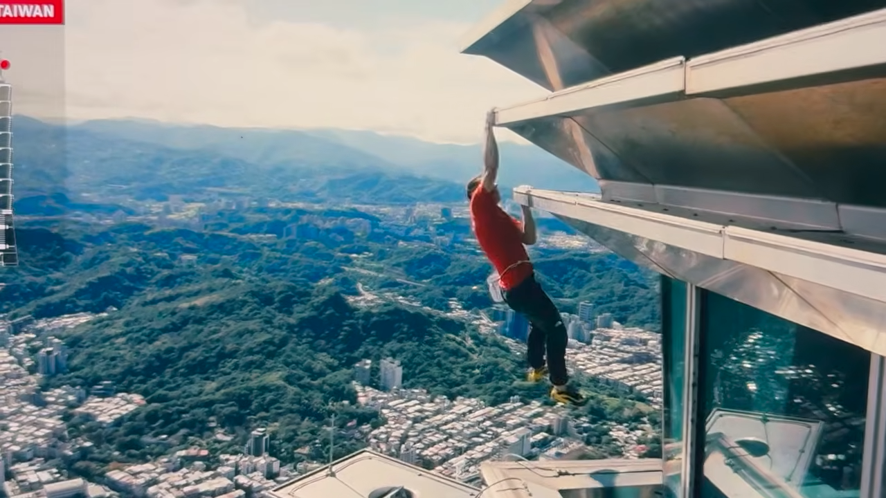 1,667 feet up a skyscraper - no rope