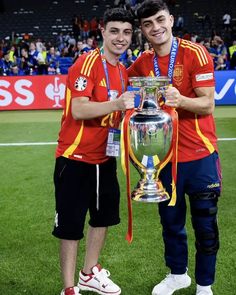 Fernando, hermano de Pedri, jugador del FC Barcelona, defiende al ...