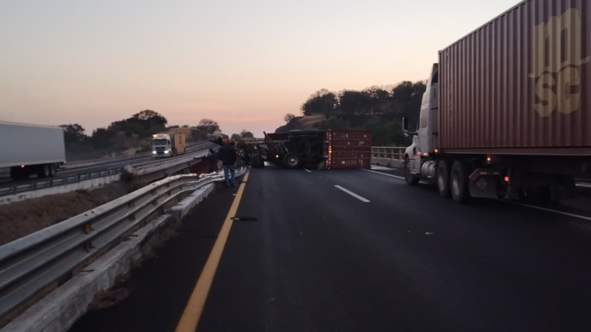 Tráiler vuelca y queda colgado en puente de la autopista de Occidente ...
