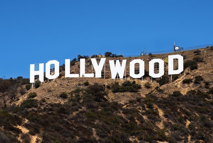 10 highly recognizable roadside signs across America