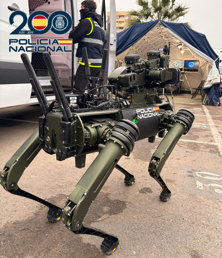 La Policía Nacional saca a pasear a su perro robot en un simulacro de ...