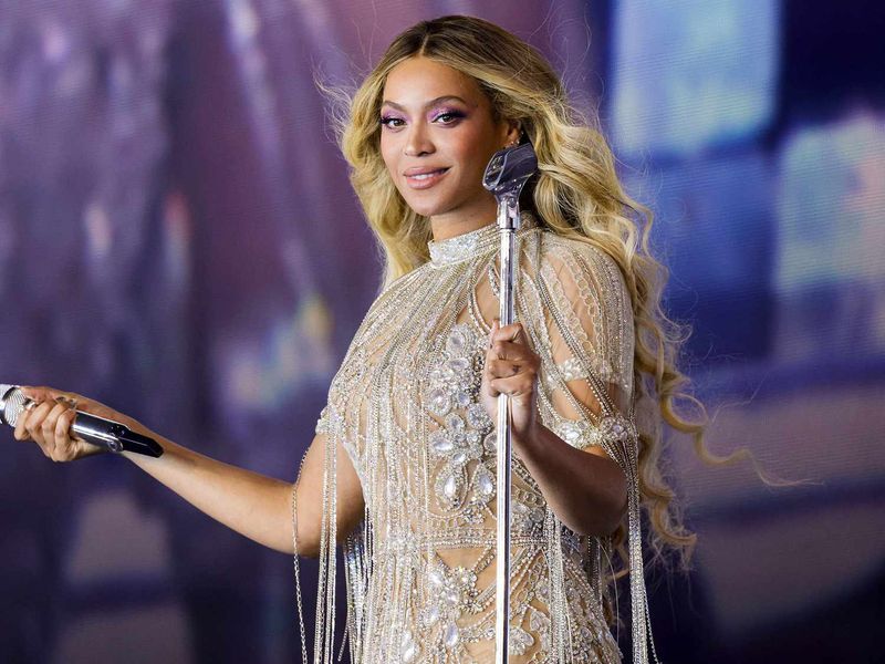 8 famous singers who are caught lipsyncing every single time they perform