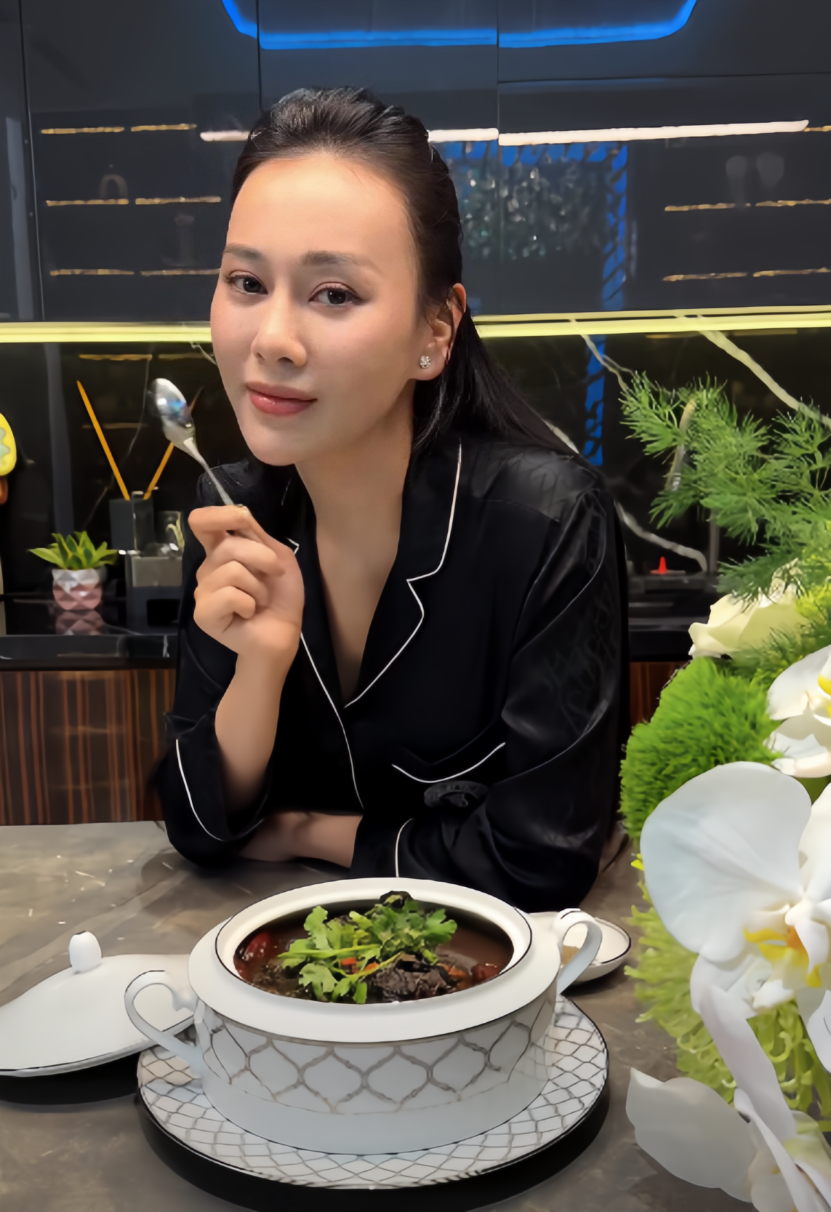 Phương Oanh lộ diện sau nửa năm vắng bóng