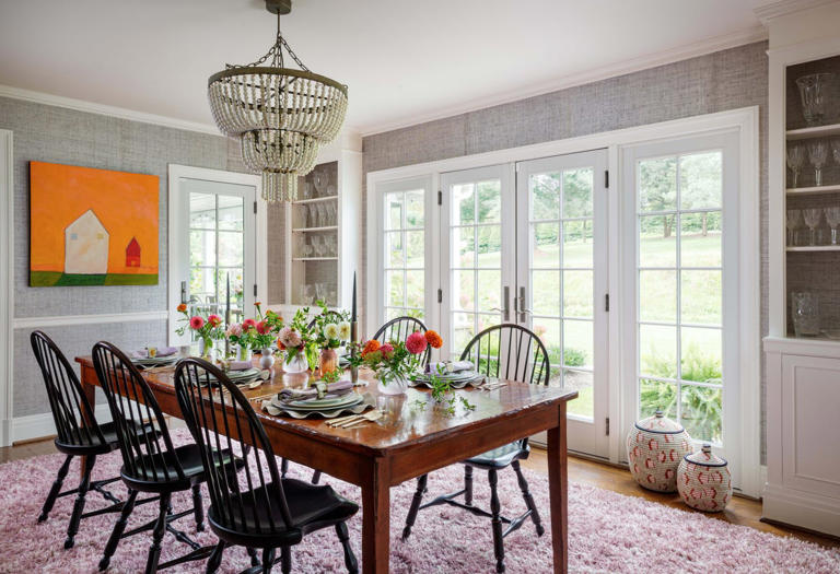 Designers are ditching cozy dining room chairs for this iconic antique ...