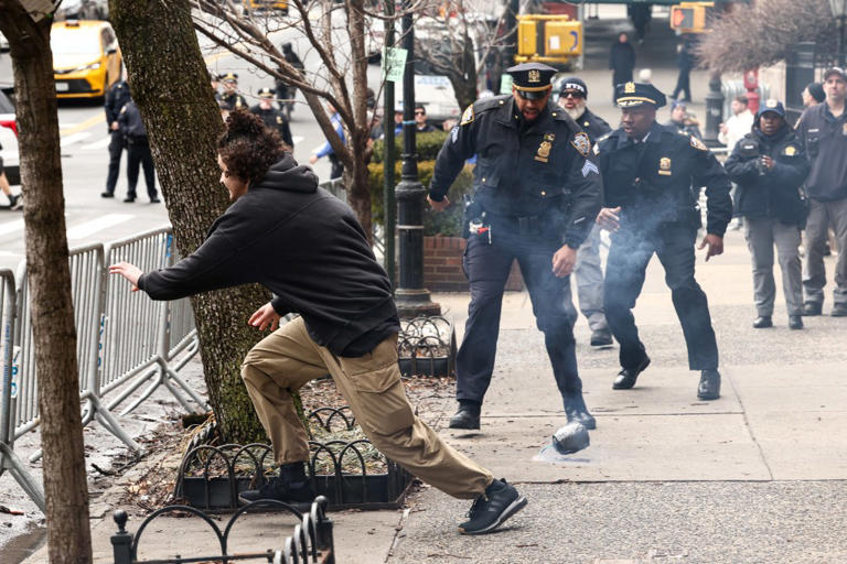 The internet can’t get enough of NYPD chief who bravely vaulted into ...
