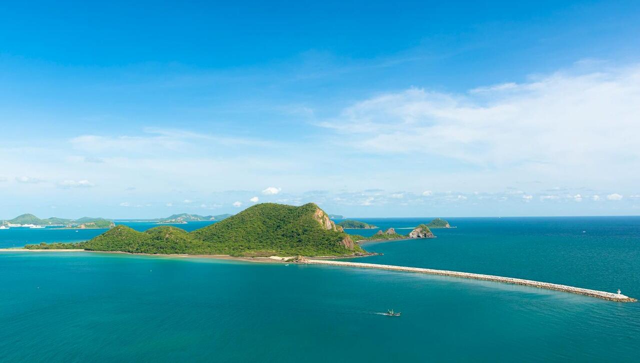 The Pacific island where 100 were abandoned – and only one king was ...