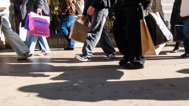 Personas caminan por Broadway con bolsas de compras en Manhattan el 27 de febrero de 2026, Nueva York. - Spencer Platt/Getty Images
