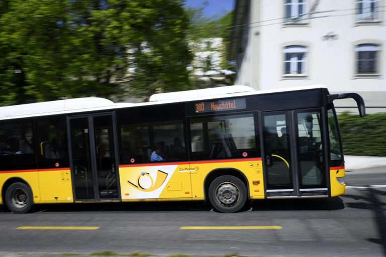 Un car postal s’embrase à Chiètres, plusieurs blessés signalés