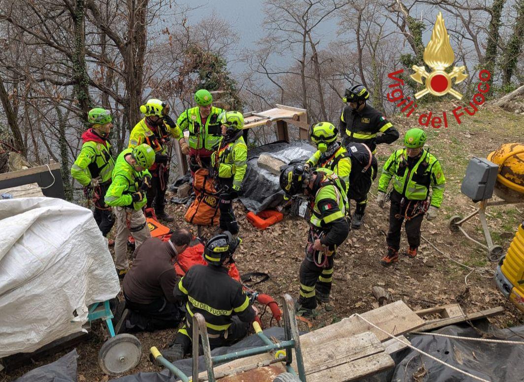 Nesso, cade in un dirupo di 70 metri: 53enne salva per miracolo