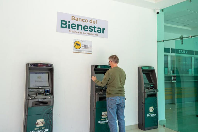 Para evitar las largas filas, autoridades recomiendan evitar consultar el saldo en cajeros automáticos, mientras se mantiene la dispersión de los recursos. | Foto: Secretaría de Bienestar