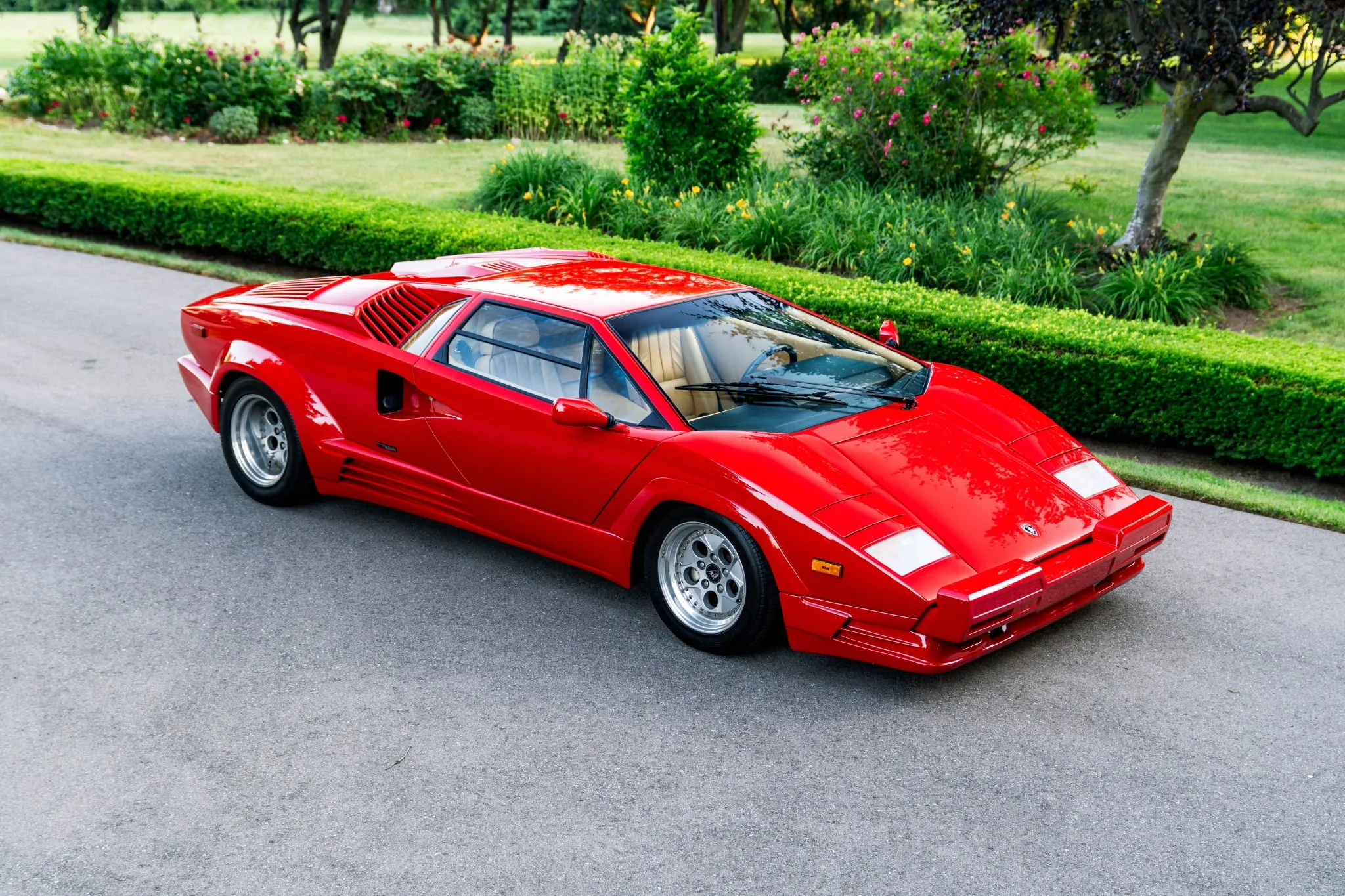 Ultra-low mileage Countach sparks bidding war