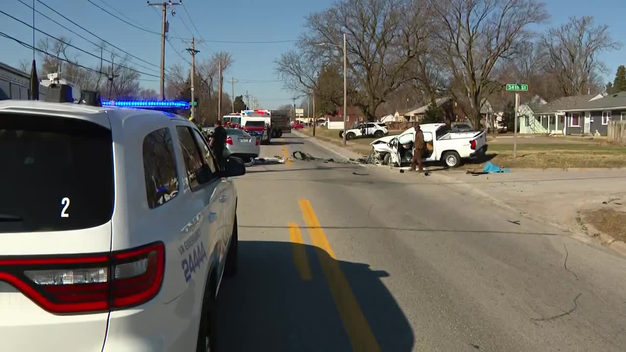Des Moines police and fire crews respond to crash on Douglas Avenue