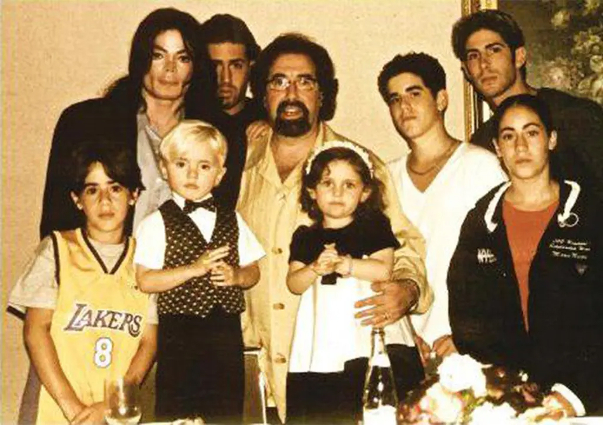 Michael Jackson bị cáo buộc lạm dụng trẻ em ở nhà của Elton John và Elizabeth Taylor