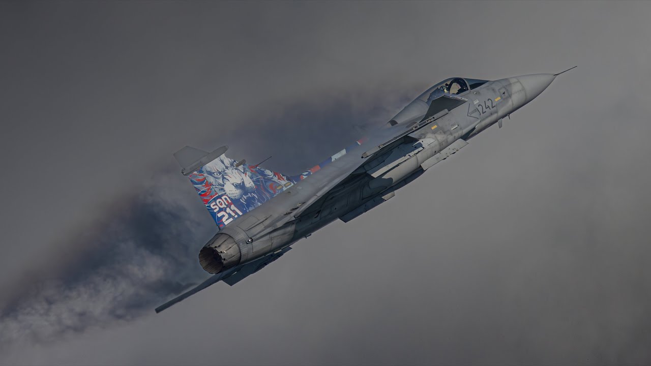 Watch this fighter jet take off from a highway