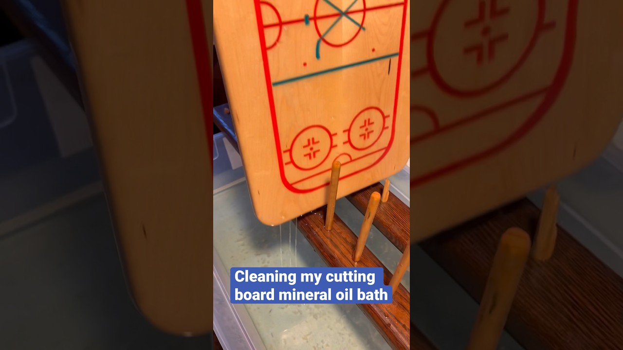 Cleaning my cutting board mineral oil bath #woodwork #cuttingboard # ...