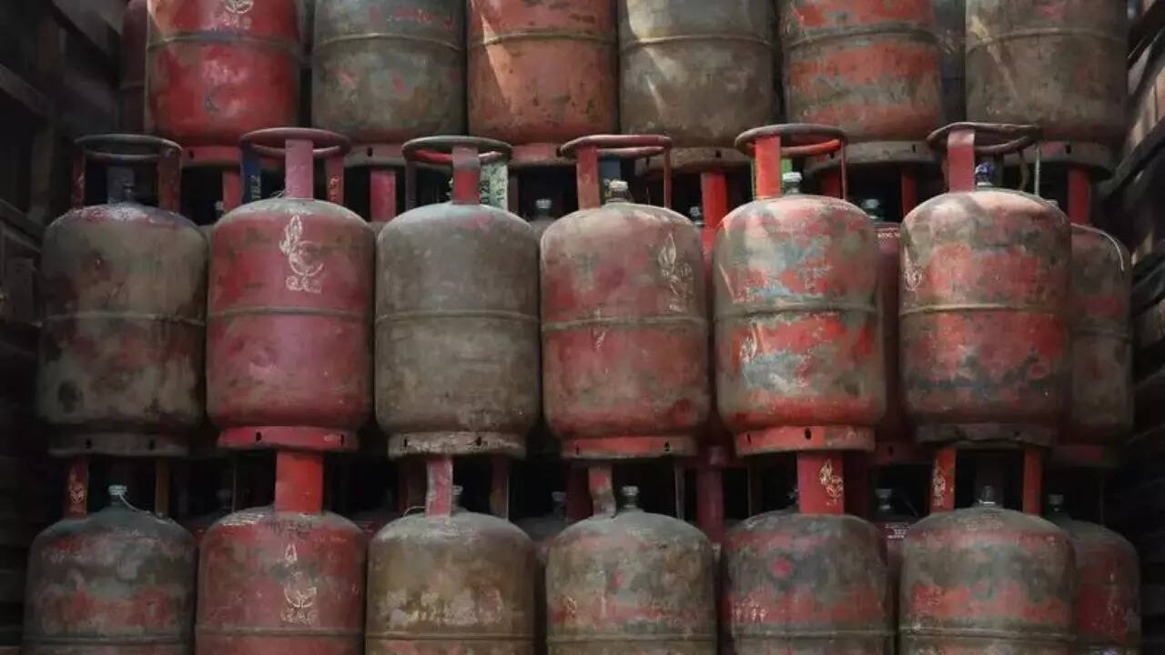 Amid Middle East tensions, LPG crisis hits Pune eateries; nearly 100 ...