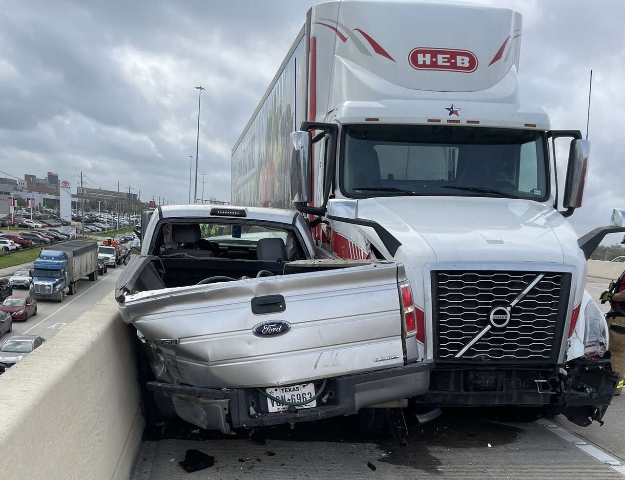 H-E-B 18-wheeler crash shuts down lanes on I-45 in League City