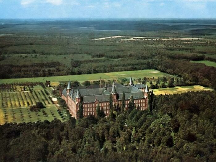 39 Remarkable Buildings That No Longer Exist