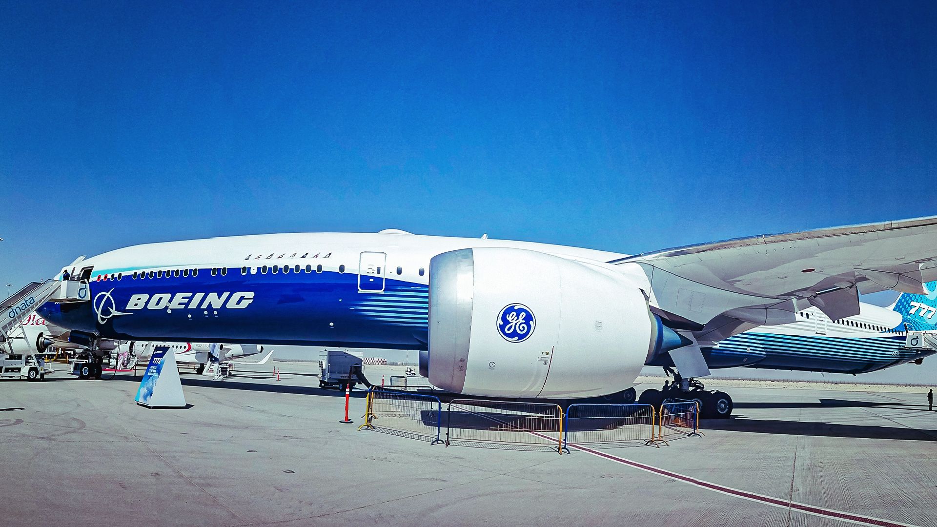 Here’s how much different the Boeing 777X’s engines are compared to the ...