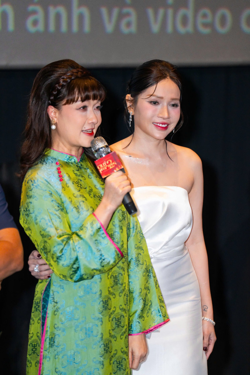 Nghệ sĩ Vân Dung bật khóc