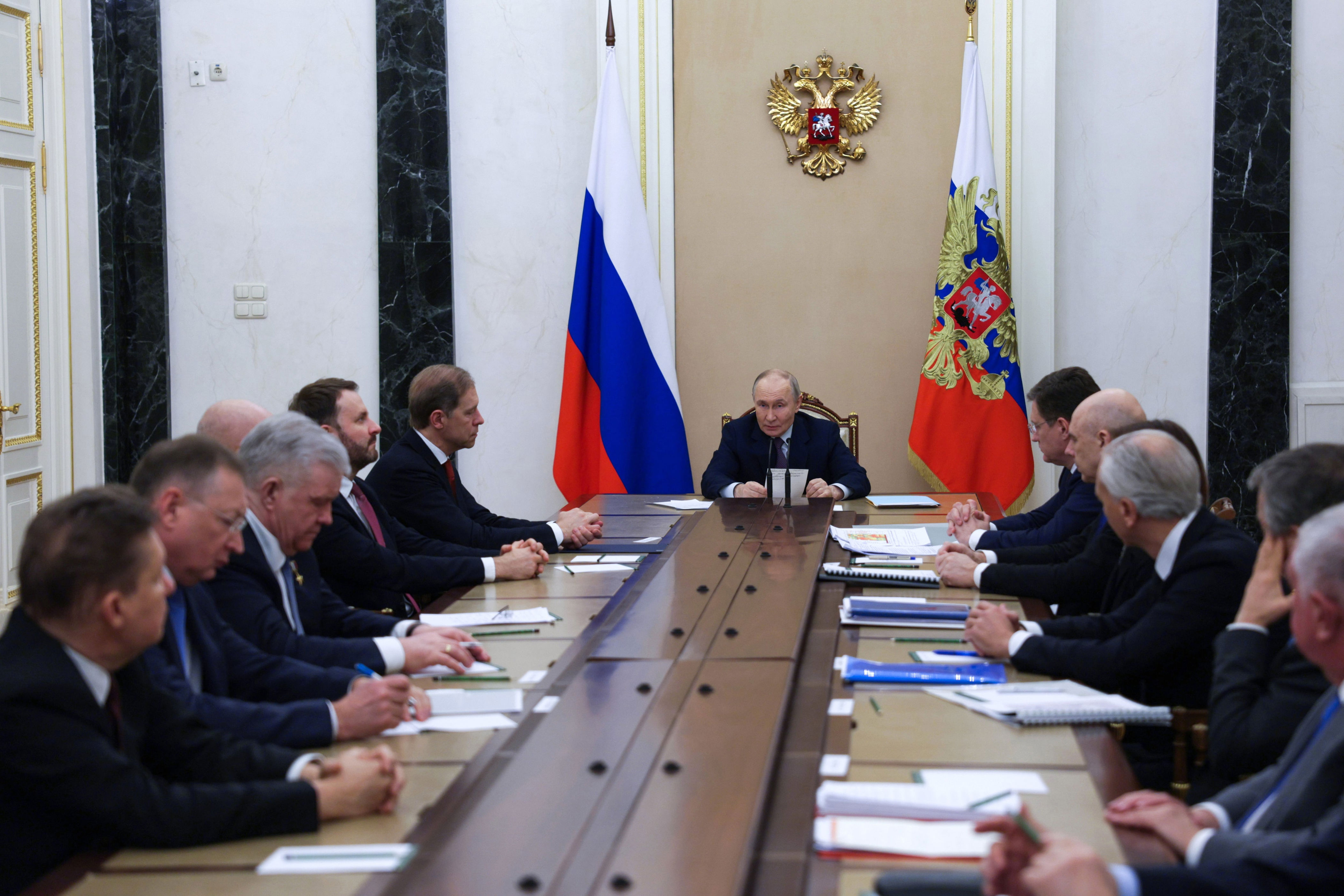 President Putin presides over a meeting with ministers and energy company executives regarding the international energy crisis at the Kremlin Palace on the 9th. /EPA-Yonhap