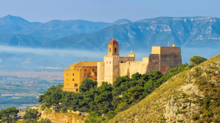  El castillo valenciano que aparece en el Cantar del Mío Cid y vigila el Mediterráneo desde hace más de mil años 
