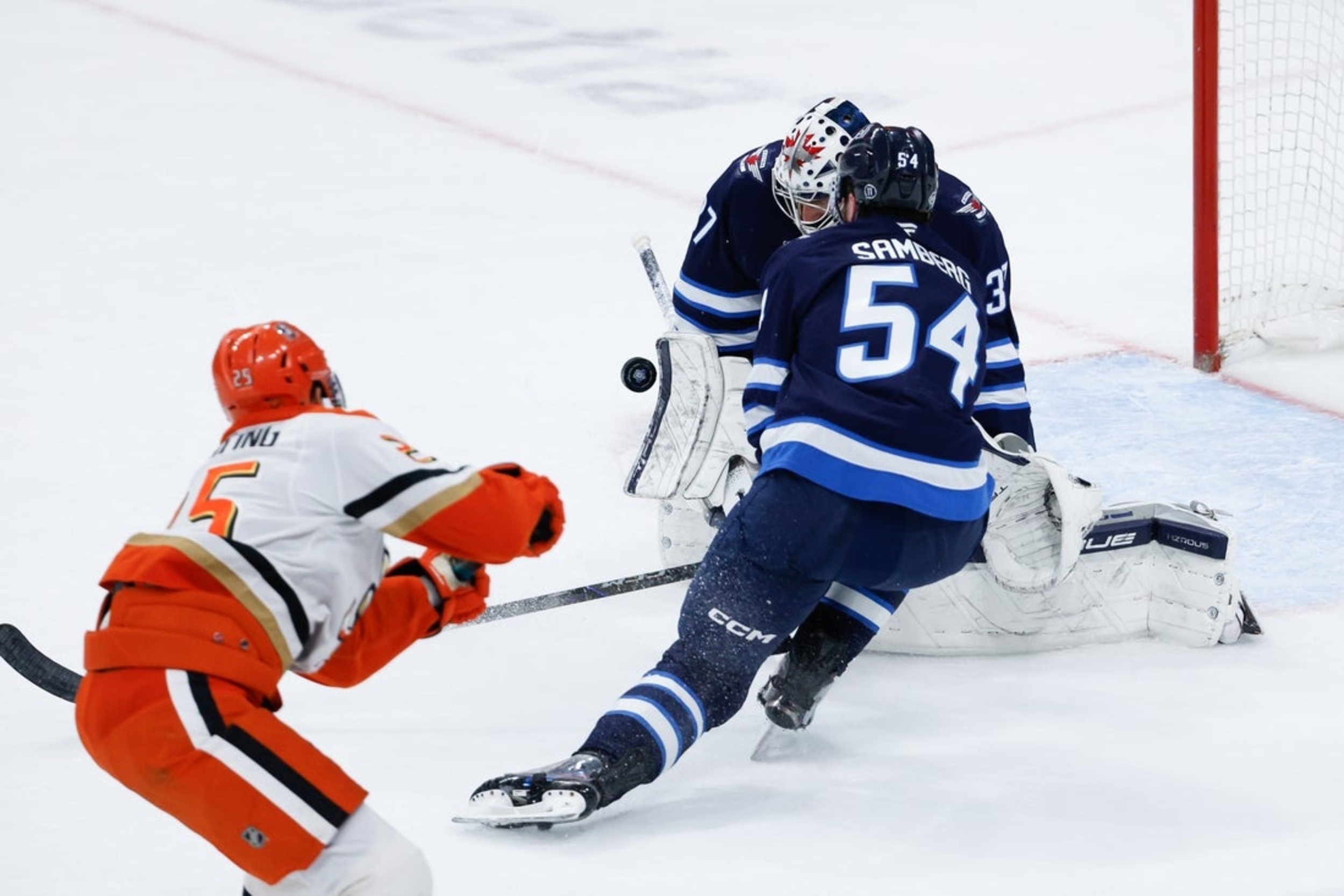 Midgame 3-goal flurry sends Ducks to win over Jets