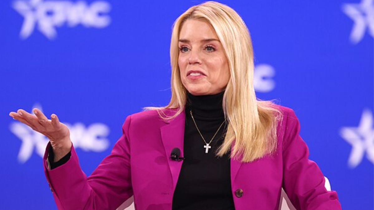 Pam Bondi moved to military base amid fears of death threat<br>
