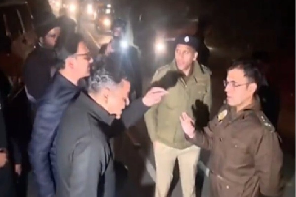 Cops sent to arrest protesters end up getting booked themselves<br><br>