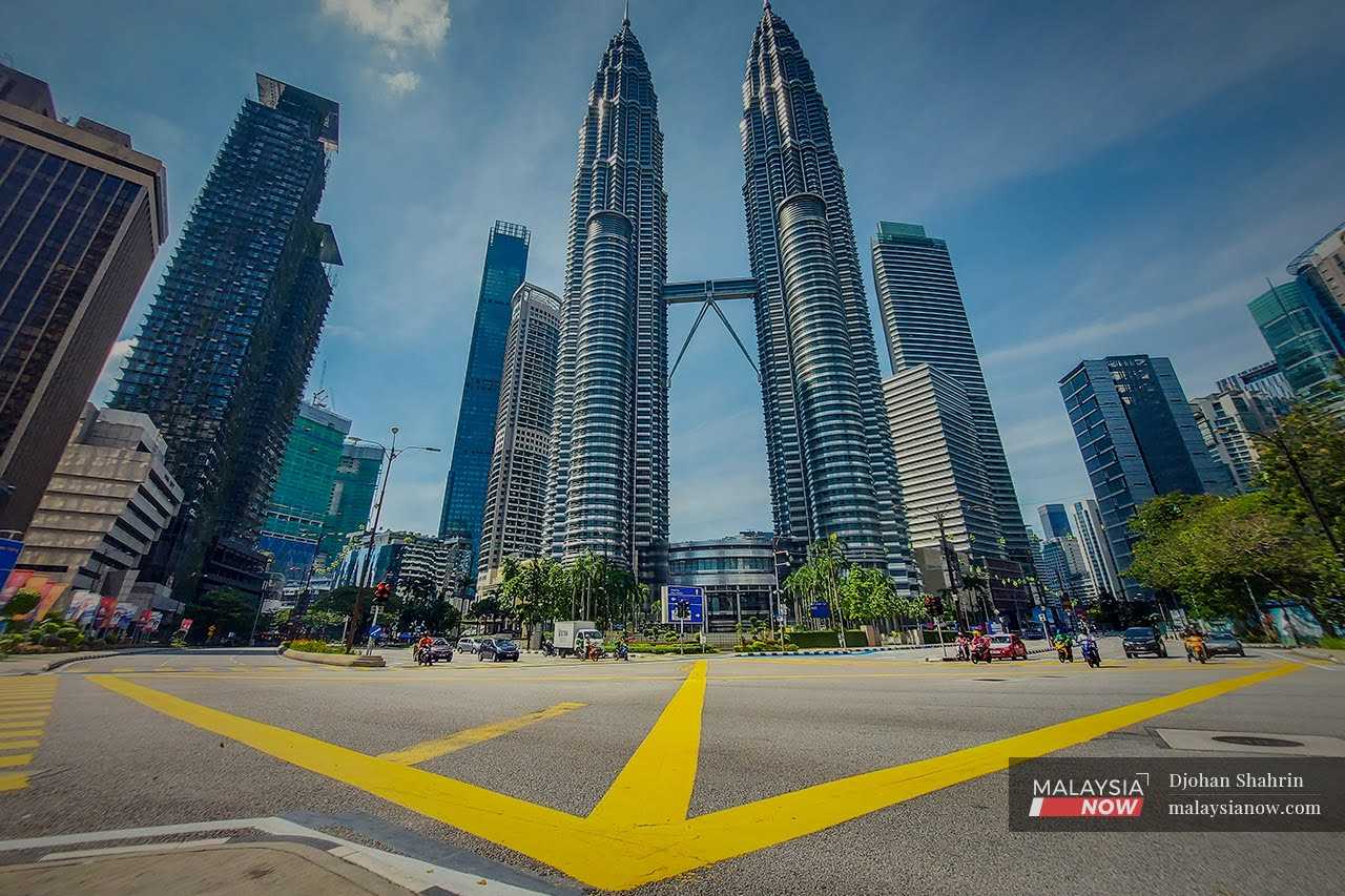Police descend on Bloomberg's KL office seeking journalists behind Azam ...