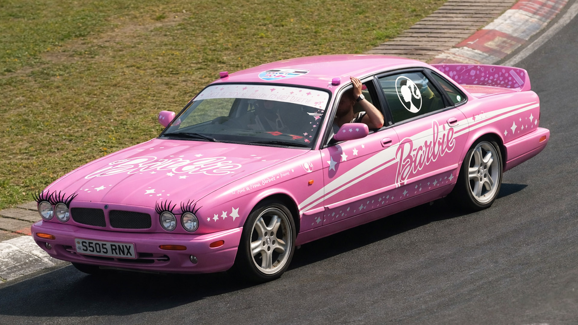 Auto sportive rosa in azione al Nürburgring Nordschleife