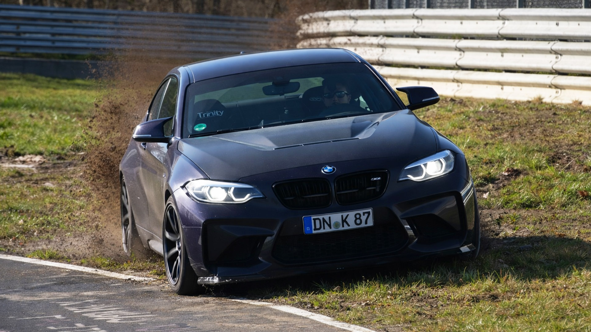 Fahrer befreit Auto aus dem Matsch am Nürburgring