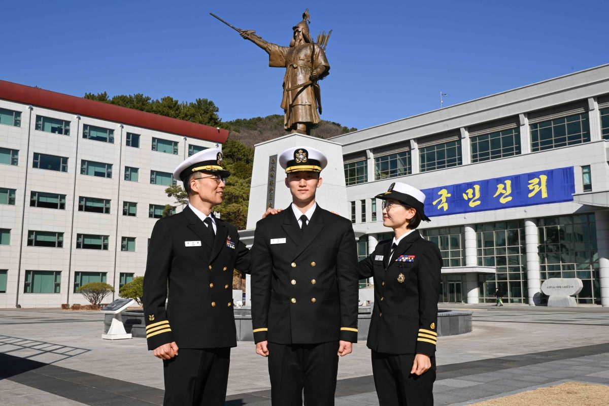 해사 80기 137명 장교 임관… 父子 군인·군무원 13가족 탄생