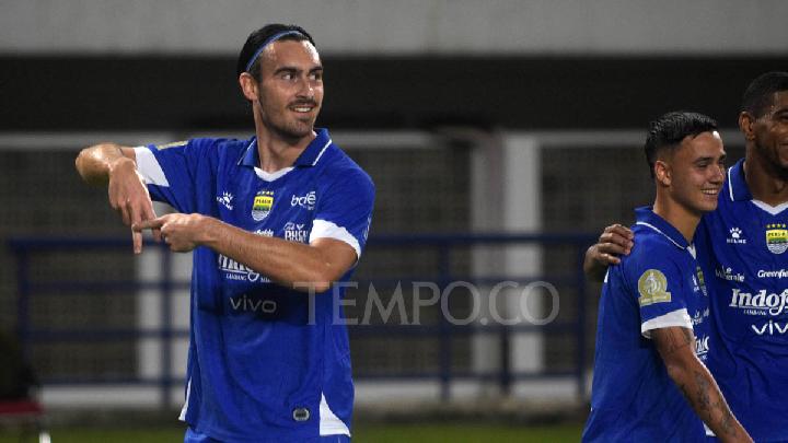 Pemain Persib Bandung merayakan gol ke gawang Madura United.