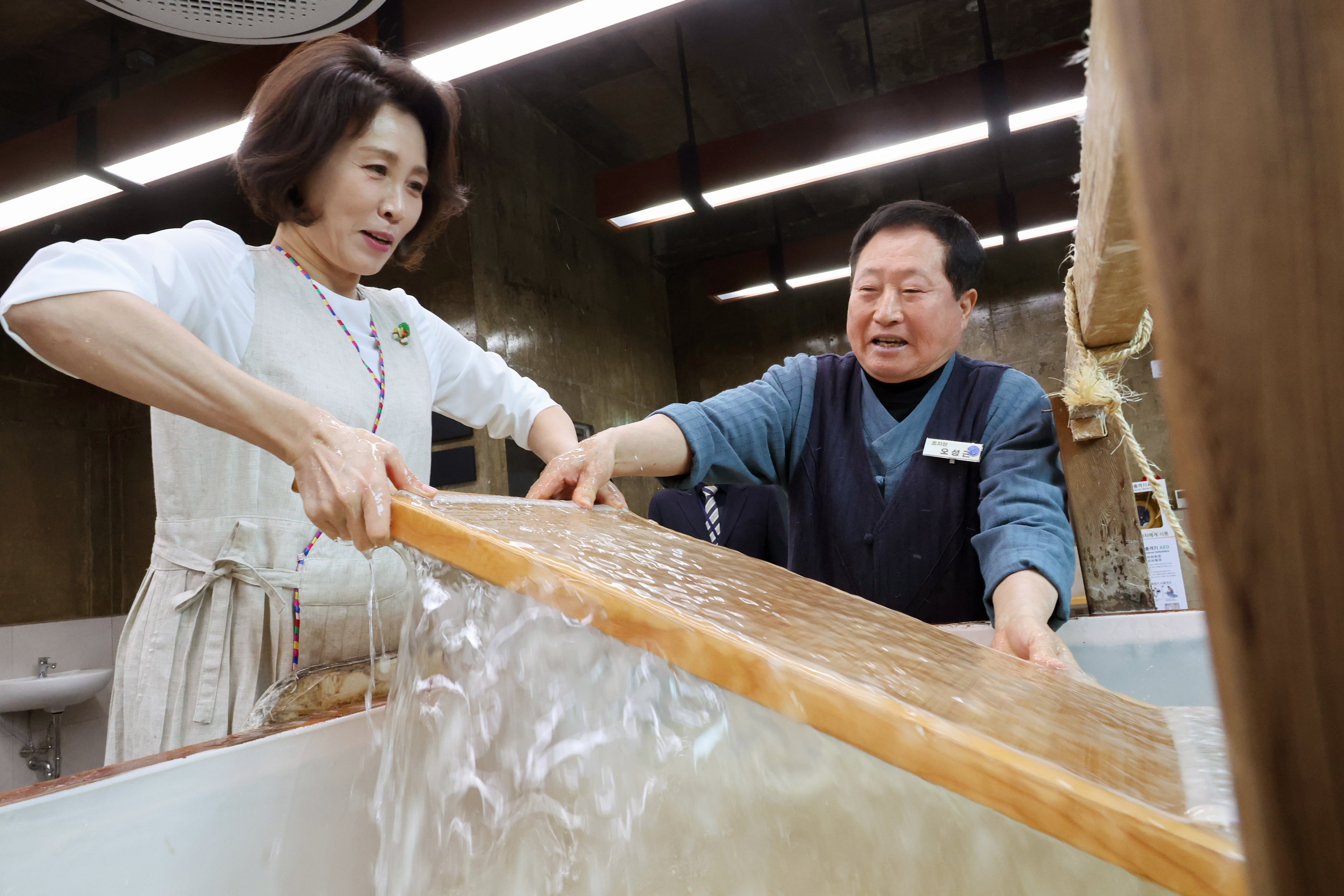 First lady Kim Hea Kyung experiences hanji craft at Jeonju center