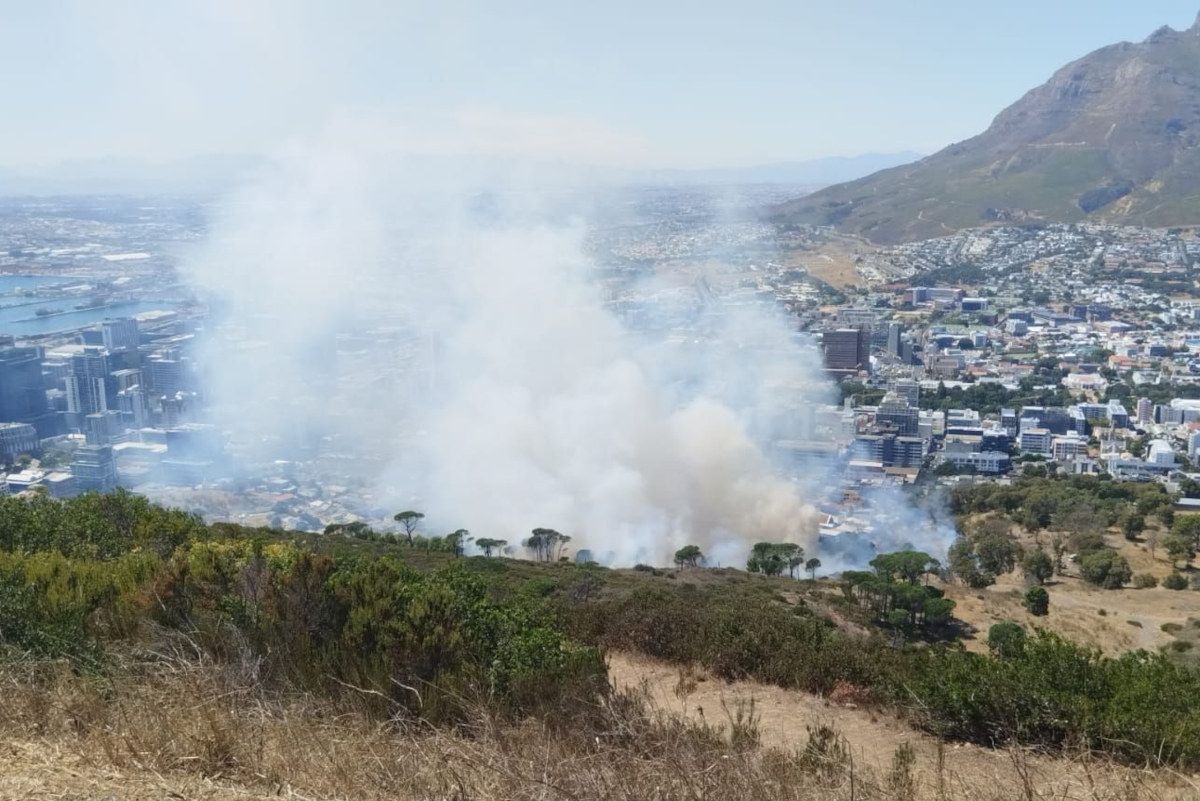 Developing | Fire breaks out on Signal Hill in Cape Town