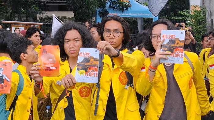 MAHASISWA LANTANG DEMO POLISI - Ratusan mahasiswa dari Universitas Indonesia dan beberapa universitas lainnya menggelar aksi unjuk rasa di depan Markas Besar Kepolisian Negara Republik Indonesia (Mabes Polri), Jakarta Selatan, Jumat (27/2/2026) sore.