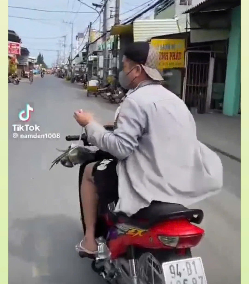 Công an làm việc với thanh niên lái xe 1 tay, xách cua múa may giữa đường