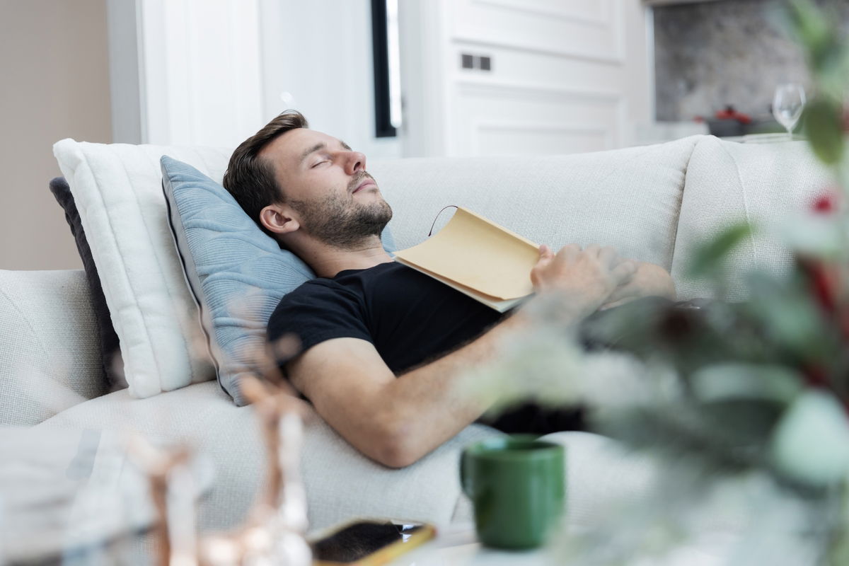 5 benefícios do cochilo: tempo ideal (e cuidados a ter)