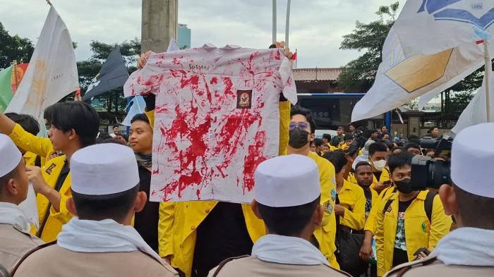 SERAGAM BERDARAH - Ratusan mahasiswa dari Universitas Indonesia dan beberapa universitas lainnya menggelar aksi unjuk rasa di depan Markas Besar Kepolisian Negara Republik Indonesia (Mabes Polri), Jakarta Selatan, Jumat (27/2/2026) sore. Mereka membawa seragam berdarah sebagai simbol protes.