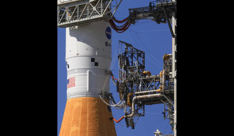 The ICPS has two umbilicals. The lower, larger aft plate supplies liquid hydrogen and liquid oxygen and has a helium quick disconnect and hazardous gas sensing. (Image Source: NASA; Image Edited by Starlust Staff)