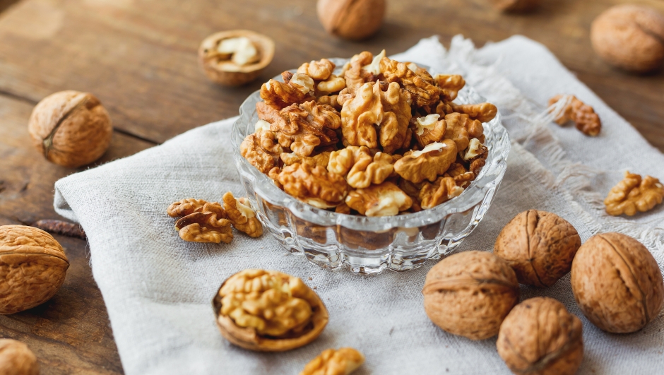 Vuoi dormire meglio? Ecco perché dovresti mangiare le noci di sera e quante