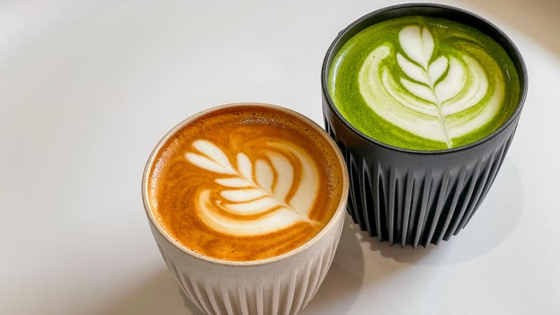 Matcha vs. káva vs. zelený čaj. Jak se liší a co vám tyto nápoje nabízejí?
