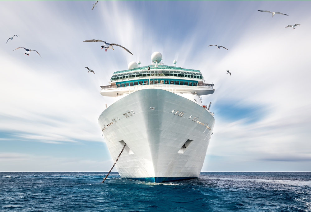 Solo vs group cruising: Which is better for meeting people on a voyage?<br>